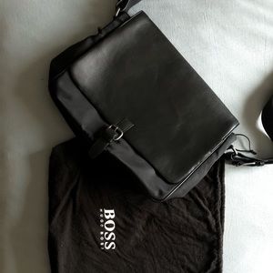 HUGO BOSS Men’s LEATHER ENVELOPE BAG